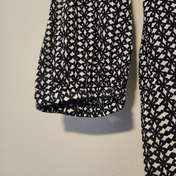 ✨2 for $5✨ Vince Camuto Black and White Patterned Peasant Blouse Size Small - Picture 4 of 8